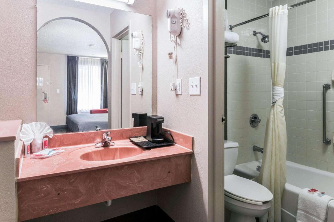 Econo Lodge Гейнсвилл Экстерьер фото